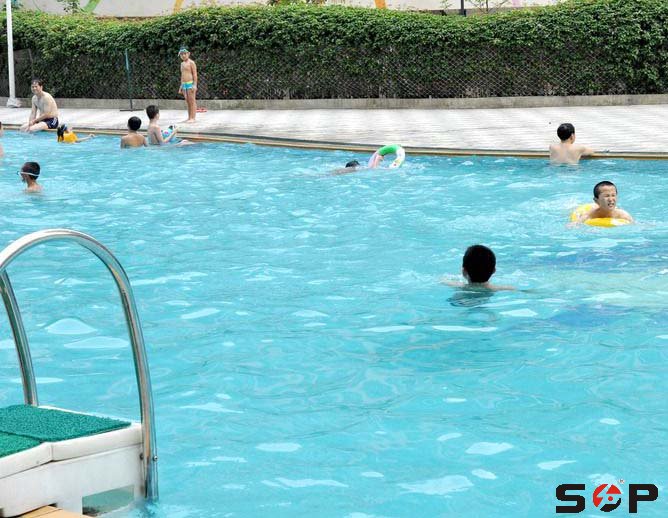 夏天游泳要特别注意泳池卫生